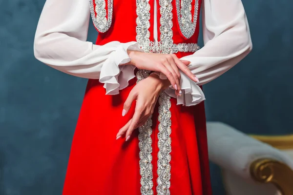 Kazachse Nationale Trouwjurk Meisje Handen Ornamenten Borduurwerk Stof Muur Blauw — Stockfoto