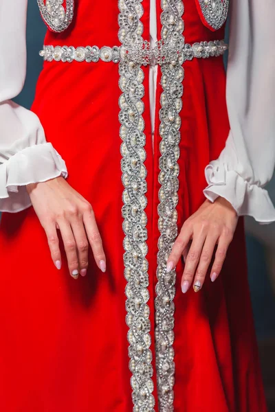 Vestido Noiva Nacional Cazaque Mãos Rapariga Ornamentos Bordados Tecido Parede — Fotografia de Stock