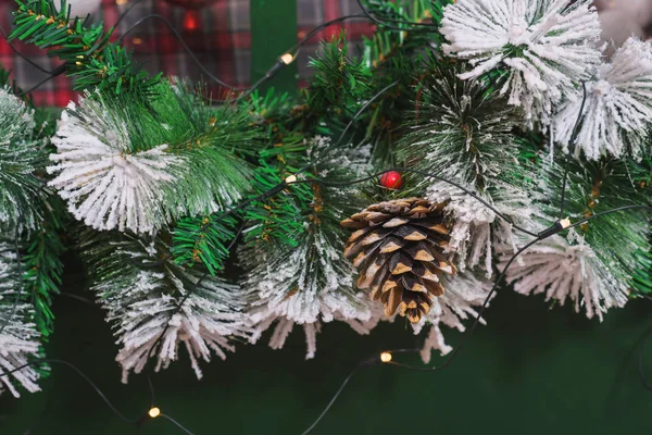 Vánoční Dekorace Borovicových Větví Zeď Tmavě Zelená Smrka Pokrytá Sněhem — Stock fotografie