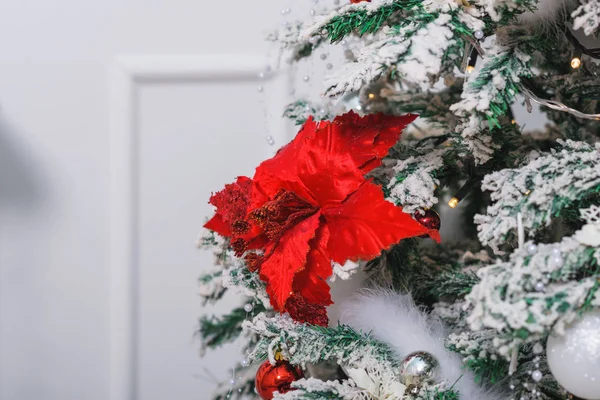 Albero Natale Giocattoli Rotondi Rossi Argento Ghirlanda Incandescente Albero Natale — Foto Stock