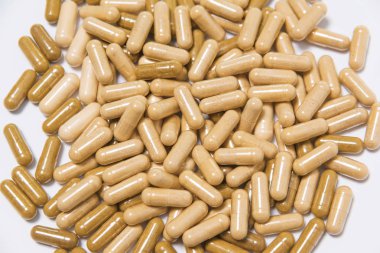 Beyaz bir arka planda Pills. Sebze Vegan kapsüller. Biyolojik olarak aktif katkı maddeleri. Daha iyi sağlık için ilaçlar. Besin takviyesi