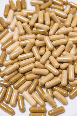 Beyaz bir arka planda Pills. Sebze Vegan kapsüller. Biyolojik olarak aktif katkı maddeleri. Daha iyi sağlık için ilaçlar. Besin takviyesi