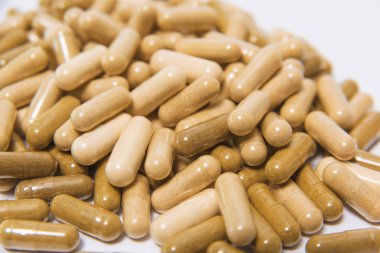 Beyaz bir arka planda Pills. Sebze Vegan kapsüller. Biyolojik olarak aktif katkı maddeleri. Daha iyi sağlık için ilaçlar. Besin takviyesi