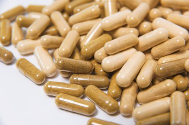 Beyaz bir arka planda Pills. Sebze Vegan kapsüller. Biyolojik olarak aktif katkı maddeleri. Daha iyi sağlık için ilaçlar. Besin takviyesi