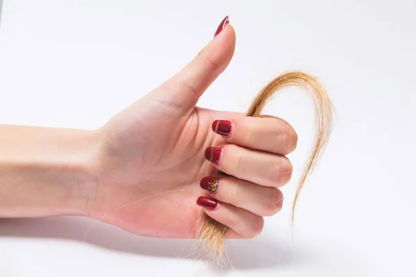 Розріж Волосся Руці Білому Тлі Розширення Волосся Нова Зачіска Зміна — стокове фото