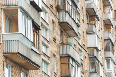 Çok katlı apartman. Bina yapısı. Yüksek katlı daire ve balkon ile bina.