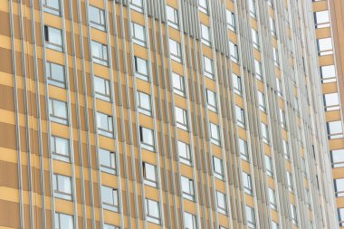 Bir çok katlı bina dokusuna. Çok katlı ev daire ile. Bina hafif kahverengi.