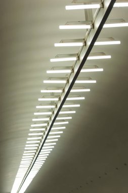 Aydınlatma yeraltı metro. Akkor lamba dahildir. Uzun beyaz cam lambaları.