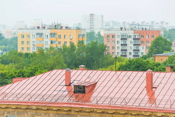 Natte Metalen Daken Van Gebouwen Regenachtig Weer Stad Storey Huizen — Stockfoto