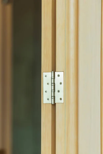 室内木门浅色 金属门安装 木表面纹理 金属门铰链 — 图库照片