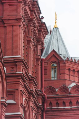 Moskova 'da kırmızı tuğla evin dokusu. Rusya 'da eski bir bina. Klasik Rus tarzında binaların cephe. Avrupa 'nın klasik mimarisi