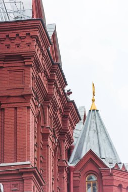 Moskova 'da kırmızı tuğla evin dokusu. Rusya 'da eski bir bina. Klasik Rus tarzında binaların cephe. Avrupa 'nın klasik mimarisi