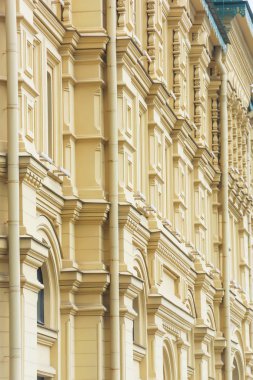 Vintage mimari şehrin. Eski katlı ev yeşil metal çatı ile açık bej işte. Retro bina.