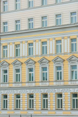 Moskova 'daki evin dokusu. Rusya 'da yüksek katlı bina. Klasik tarzda binaların cephe. Avrupa 'nın klasik mimarisi