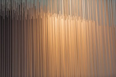 İç plastik tüpler soyut montajı. Plastik elemanlar kümesinin dokusu. Sıcak ışık ve doğrudan şekil. Modern sanat. Tavana bir sürü tüp. Olağandışı avize.