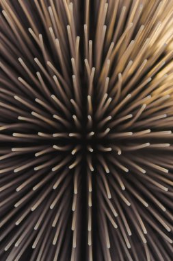 İç plastik tüpler soyut montajı. Plastik elemanlar kümesinin dokusu. Sıcak ışık ve doğrudan şekil. Modern sanat. Tavana bir sürü tüp. Olağandışı avize.