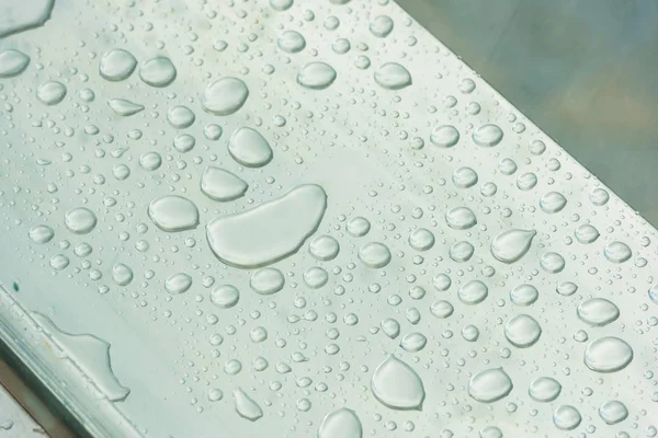 水滴在玻璃上 抽象背景与雨滴 潮湿的金属立面 — 图库照片