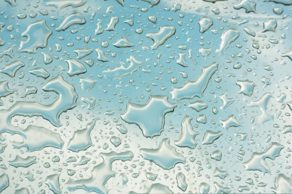 水滴在玻璃上 抽象背景与雨滴 潮湿的金属立面 — 图库照片