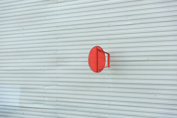 Cerca Metal Ondulado Sinal Vermelho Redondo Que Proíbe Viagem Sinal — Fotografia de Stock