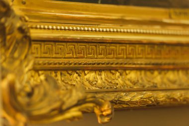 Doku oyma ahşap çerçeve. Eski bir tabloyu yaldızlı bir çerçeve içinde. Odanın iç. Dekoratif öğe.