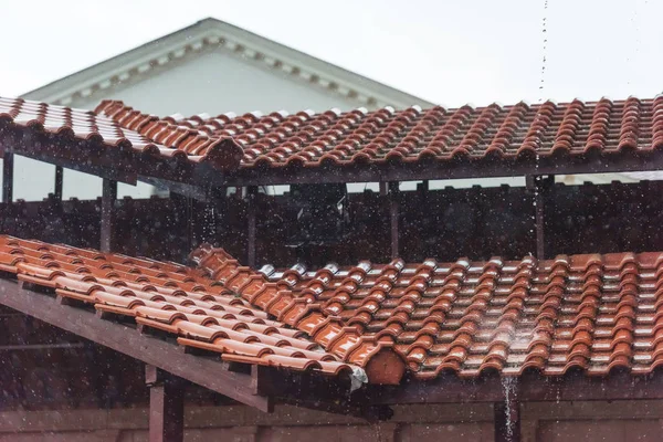 Tempo Chuvoso Telhado Molhado Coberto Com Telhas Marrons Telhado Uma — Fotografia de Stock