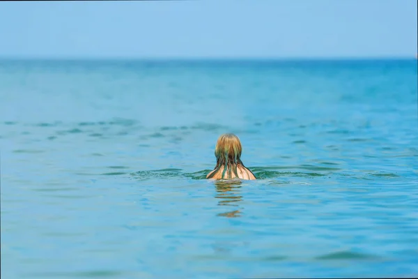 Девушка Плавает Черном Море Вода Синяя Волны Поверхности Воды Девушка — стоковое фото