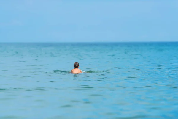 海に泳ぎに彼の息子を持つ男 クリミア自治共和国の残りの部分 水の上に少年を投げます — ストック写真