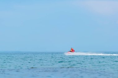 Bir jet ski üzerinde denizde yüzen adam. Karadeniz. Kırım'dinlenme. Su ulaştırma araçları üzerinde turuncu yaşam ceketli çocuk.