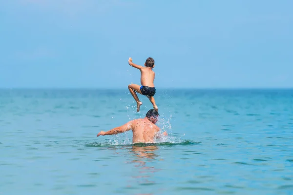 Een Man Met Zijn Zoon Zwemmen Zee Rust Krim Zwarte — Stockfoto