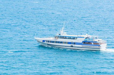 Yat yüzen beyaz. Karadeniz. Kırım'dinlenme. Su yüzeyine doku. Denizdeki dalgaların. Su ulaştırma araçları.