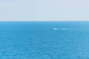Motorlu tekne denize yelken. Su yüzeyine doku. Karadeniz üzerinde bekletin. Su ulaştırma araçları.