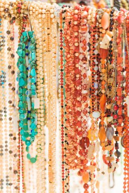 Çok renkli doğal taş boncuklar ile counter. Süslemeleri ile Resort sayaçları. Amber kolye. Turkuaz boncuk.