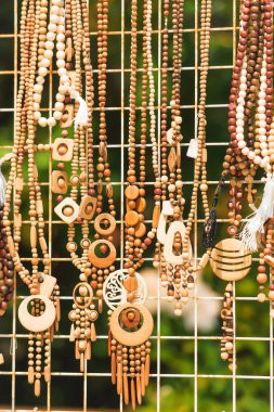 Ahşap boncuk ile counter. Süslemeleri ile Resort sayaçları. Bambu boncuk. Büyük ve küçük ayrıntılarla ahşap boncuk.