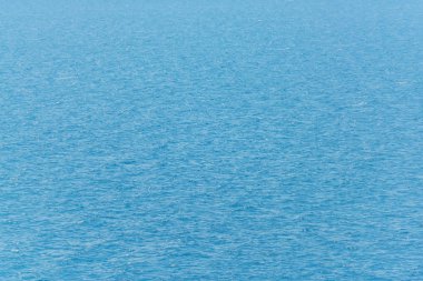 Karadeniz. Kırım'dinlenme. Su yüzeyine doku. Denizdeki dalgaların. Su mavidir.