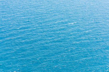 Karadeniz. Kırım'dinlenme. Su yüzeyine doku. Denizdeki dalgaların. Su mavidir.