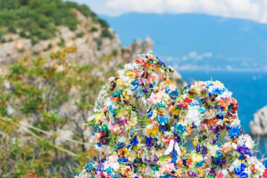 Dilek ağacı renkli şeritler. Kayalık sahil Karadeniz. Kırım'dinlenme. Yamaçlarda yeşil bitki örtüsü.