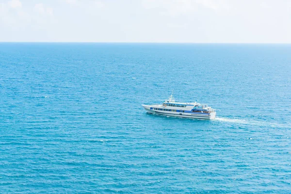 Biały Jachtu Pływający Morze Czarne Odpoczynek Krymie Tekstura Powierzchni Wody — Zdjęcie stockowe
