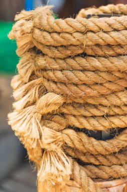 Bağlama ipleri iskelede. Karadeniz çıkabilir. Kalın halat halatlar üzerinde metal sırık.