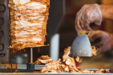 Bir şiş için Shawarma et. Kavrulmuş et. Eldiven rosto kesilmiş parçalar üzerinde olan bir erkek. Kuzu Izgara. Gıda hazırlama.