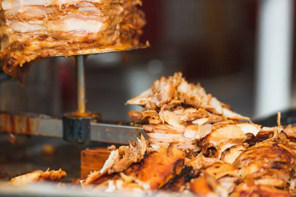 Mięso Rożna Dla Shawarma Pieczone Mięso Pocięte Kawałki Pieczonej Wołowiny — Zdjęcie stockowe