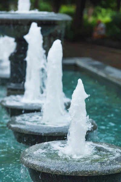 Fontaine Décorative Dans Parc Aménagement Paysager Avec Fontaine Lit Fleurs — Photo