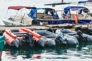 Motorlu tekne rıhtımda demirli. Su ulaştırma araçları. Mavi deniz suyu. Su yüzeyine doku.