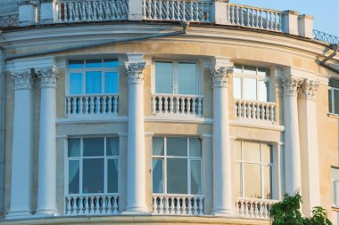 Vintage mimarisi. Açık renk katlı binalar. Şehirde yürümek. Beyaz Windows ile bina retro.