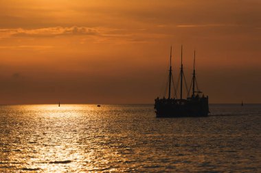 Gemi günbatımı karşı yola çıkacak. Karadeniz çıkabilir. Bir bulutlu gökyüzü günbatımı. Su ulaştırma araçları. Güneş su yüzeyine yansıtılır.
