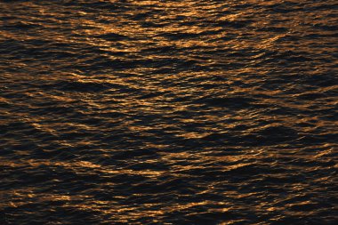 Günbatımı su yüzeyine yansıtılır. Karadeniz. Dalgalar deniz yüzeyi. Su doku.