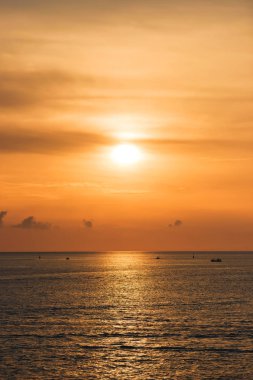 Tekne günbatımı karşı yüzer. Karadeniz çıkabilir. Bir bulutlu gökyüzü günbatımı. Su ulaştırma araçları. Güneş su yüzeyine yansıtılır.