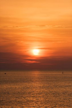 Günbatımı su yüzeyine yansıtılır. Karadeniz. Dalgalar deniz yüzeyi. Su doku. Bir bulutlu gökyüzü günbatımı.