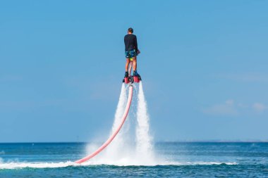 Su aşırı spor. Adam su flyboard uçuyor. Deniz aşırı dinleniyor. Bir sürü su basıncı.