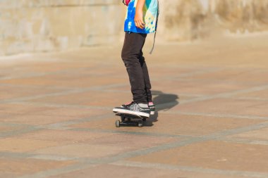 Kot pantolon ve kaykaylar adam. Aşırı spor. Kaykay hareketi.