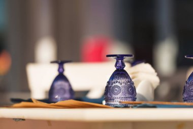 Sofra Restoran. Mavi cam içecekler için gözlük. Ahşap bir masa üzerinde yemekler.